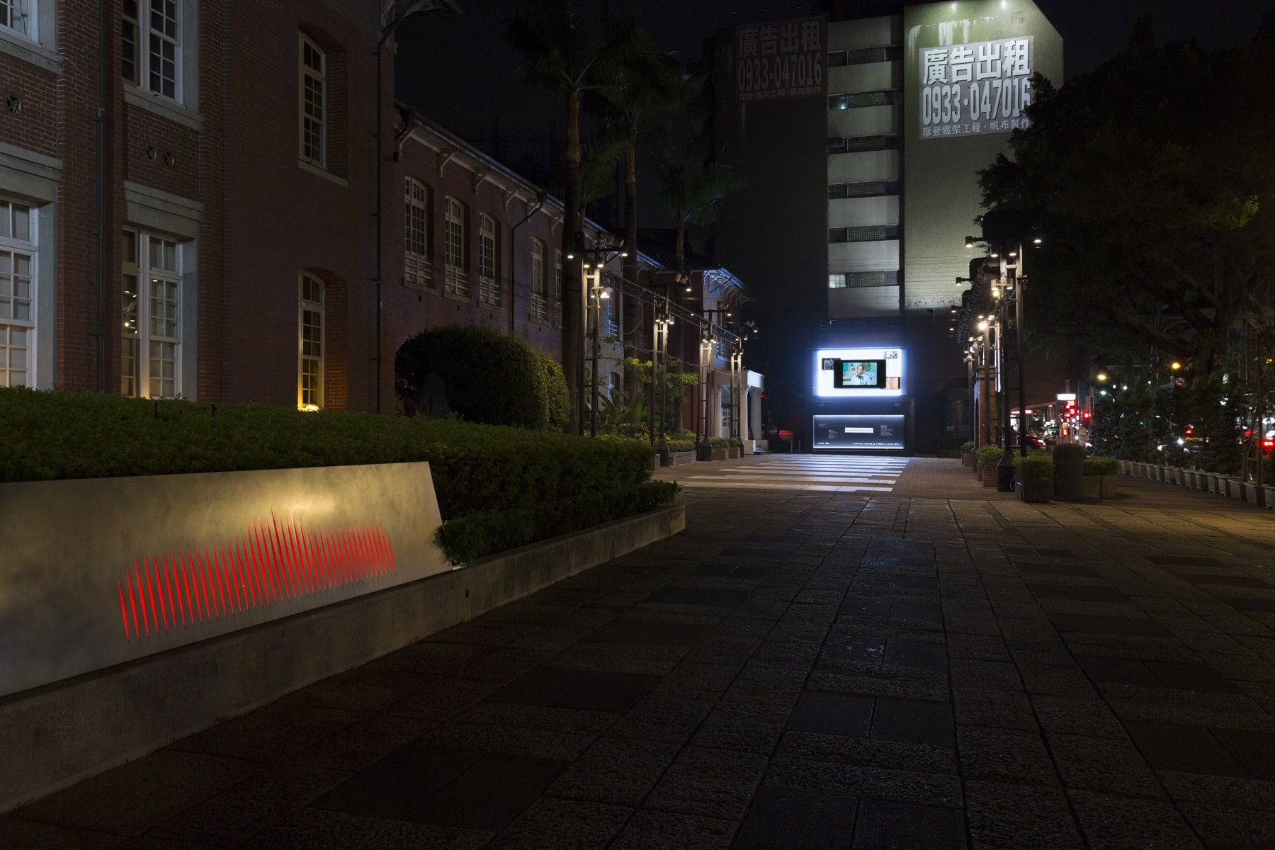 At night, there is a large LED screen in the front of the square in front of the Japanese-style historic building of the Museum of Contemporary Art Taipei, playing the video works of Taiwanese artist Wu Chi-Yu. In the lower left corner of the screen, you can see the linear logo of the Museum of Contemporary Art Taipei is slightly revealing red light.